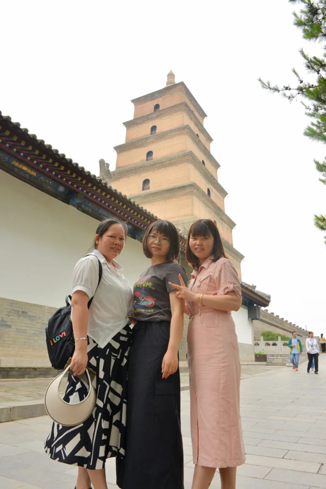 Le personnel de Xiangyi se sont rassemblés dans l'ancienne capitale Xi'An pour vivre le voyage de mille ans d'histoire et de culture.