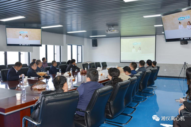 Des membres experts du comité d'experts en inspection de l'association de l'industrie des dispositifs médicaux de Changsha ont visité des entreprises de matériel médical telles que Hunan Xiangyi Laboratory Instrument Development Co., Ltd
