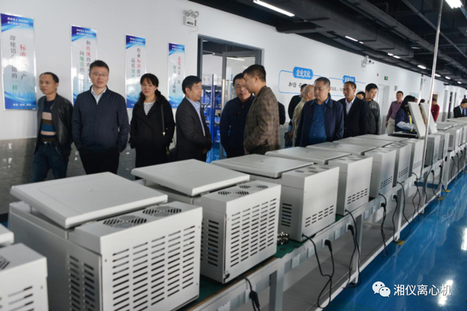 Des membres experts du comité d'experts d'inspection de l'association de l'industrie des dispositifs médicaux de Changsha ont visité des entreprises de matériel médical telles que Hunan Xiangyi Laboratory Instrument Development Co., Ltd