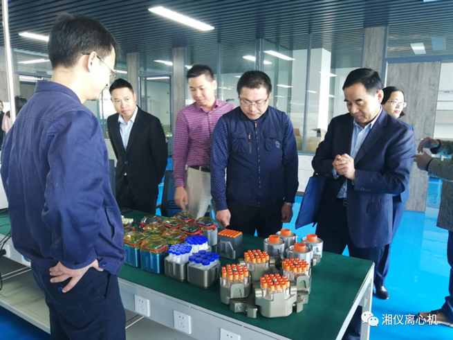 Des membres experts du comité d'experts d'inspection de l'association de l'industrie des dispositifs médicaux de Changsha ont visité des entreprises de matériel médical telles que Hunan Xiangyi Laboratory Instrument Development Co., Ltd