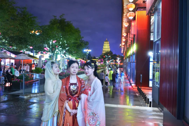 Le personnel de Xiangyi s'est rassemblé dans l'ancienne capitale Xi'An pour découvrir l'histoire millénaire et le voyage culturel.