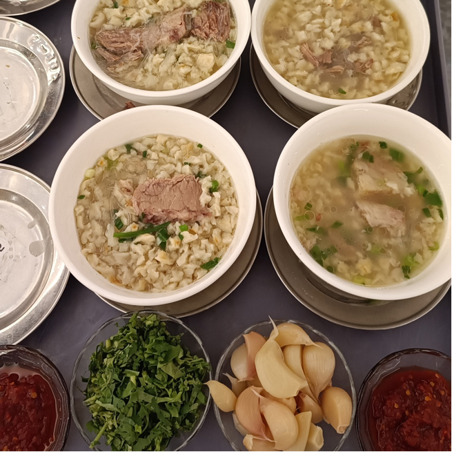 Le personnel de Xiangyi s'est réuni dans l'ancienne capitale Xi'An pour vivre le voyage millénaire de l'histoire et de la culture.