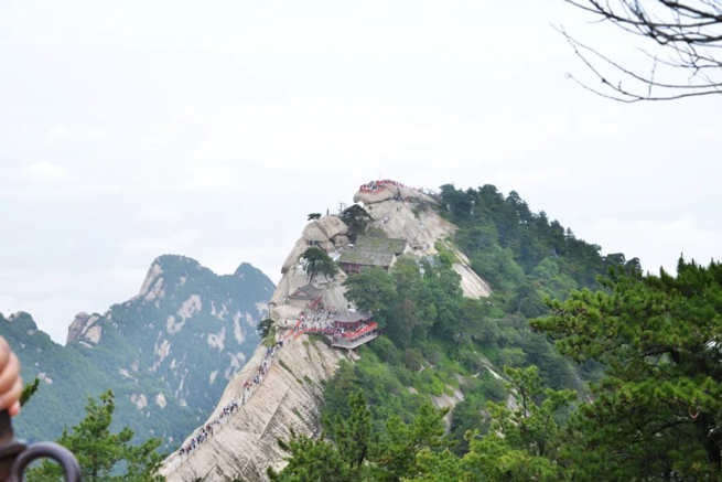 Le personnel de Xiangyi s'est rassemblé dans l'ancienne capitale Xi'An pour découvrir l'histoire millénaire et le voyage culturel.