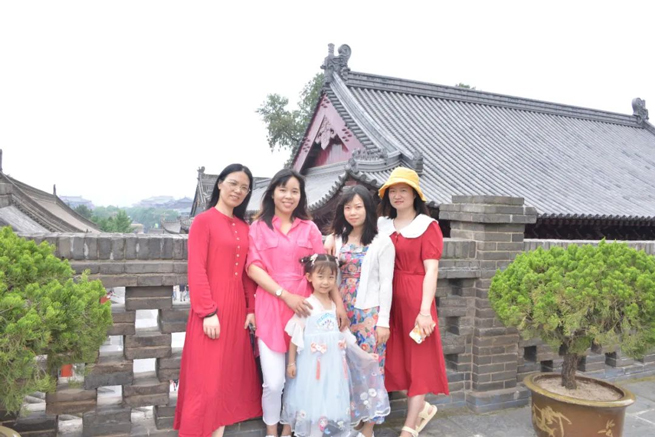 Le personnel de Xiangyi s'est réuni dans l'ancienne capitale Xi'An pour vivre le voyage millénaire de l'histoire et de la culture.