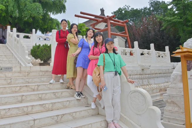 Le personnel de Xiangyi s'est réuni dans l'ancienne capitale Xi'An pour vivre le voyage millénaire de l'histoire et de la culture.