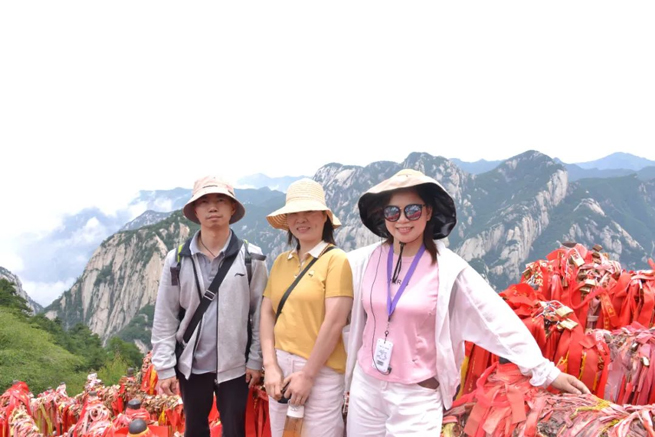 Le personnel de Xiangyi s'est rassemblé dans l'ancienne capitale Xi'An pour découvrir l'histoire millénaire et le voyage culturel.