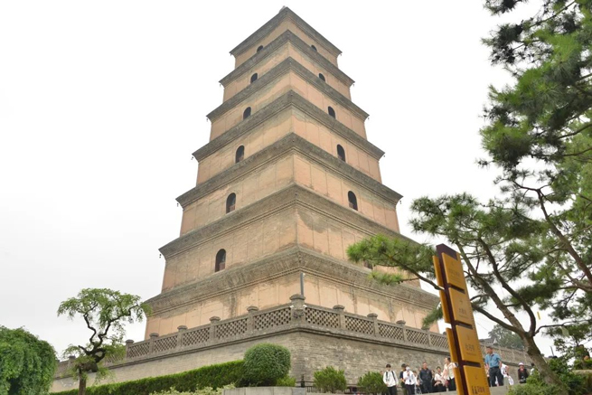 Le personnel de Xiangyi s'est rassemblé dans l'ancienne capitale Xi'An pour découvrir l'histoire millénaire et le voyage culturel.