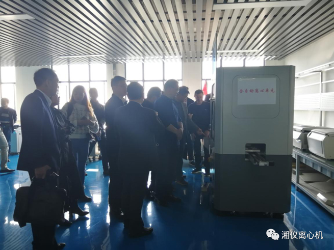 Les membres experts du comité d'experts de l'inspection de l'association de l'industrie des dispositifs médicaux de Changsha ont visité des entreprises de matériel médical telles que Hunan Xiangyi Laboratory Instrument Development Co., Ltd