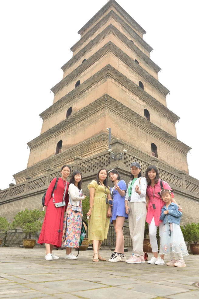 Le personnel de Xiangyi s'est rassemblé dans l'ancienne capitale Xi'An pour découvrir l'histoire millénaire et le voyage culturel.